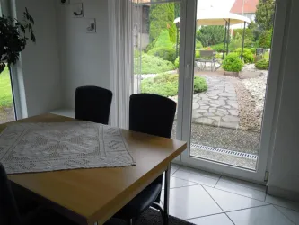 Essbereich mit Blick in den Garten