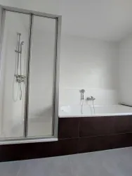 Dusche und Badewanne