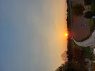 Angrenzender Feldweg im Abendlicht