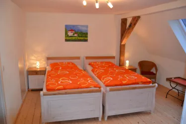 weiteres Doppelzimmer mit Balken (© Jakobshof, Freckenfeld)