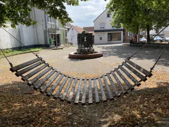Hölzerne Hängematten Dorfplatz (3)