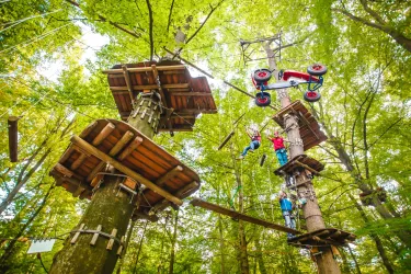 Kinder klettern im Abenteuerpark Kandel