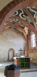 Historische Kirche Minfeld mit Blick auf Altar und Taufbecken