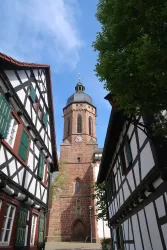 St. Georgsturm in Kandel mit Fachwerkhäusern