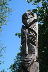 Totempfahl (von Prochaska) in Minfeld auf dem Spielplatz