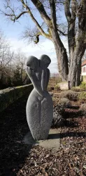 Ulme mit Skulptur "Trauerndem Paar"