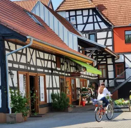 Weinprinzessin mit dem Fahrrad in Kandels Fachwerkkulisse