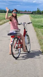 Pfälzische Weinprinzessin mit dem Fahrrad