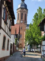 Weinprinzessin mit dem Fahrrad in der Turmgasse in Kandel