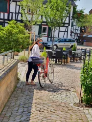 Weinprinzessin mit dem Fahrrad in Kandel