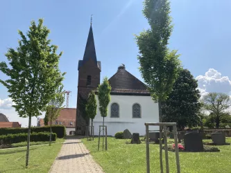 Kirche mit Storchennest