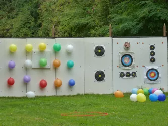 Wand mit Luftballons und Zielscheiben