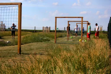 Junge Männer im Fußballgolfpark Kandel