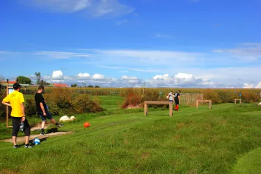 Junge Männer im Fußballgolfpark Kandel