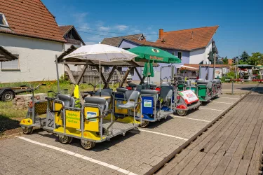 Leere Draisinen stehen auf einem Parkplatz