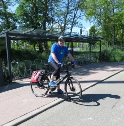 Tourleiter: Michael Walter am S-Bahnhof mit Fahrrad