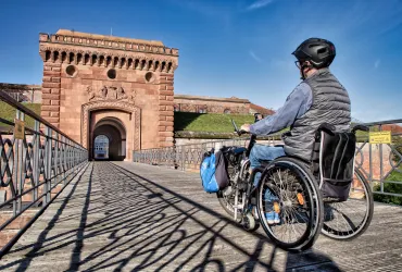 Rollstuhlfahrer auf der Brücke des Weißenburger Tors in Germersheim