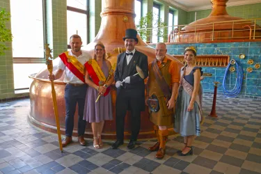 Hoheiten aus dem Landkreis Germersheim vor einem Kupferkessel in der Brauerei