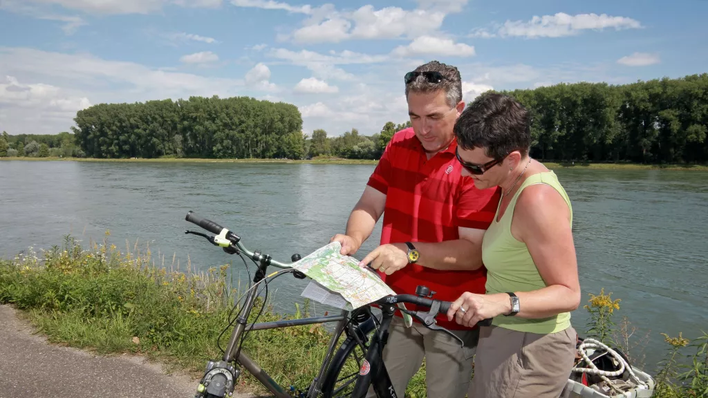 Radler am Rhein beim Kartenlesen