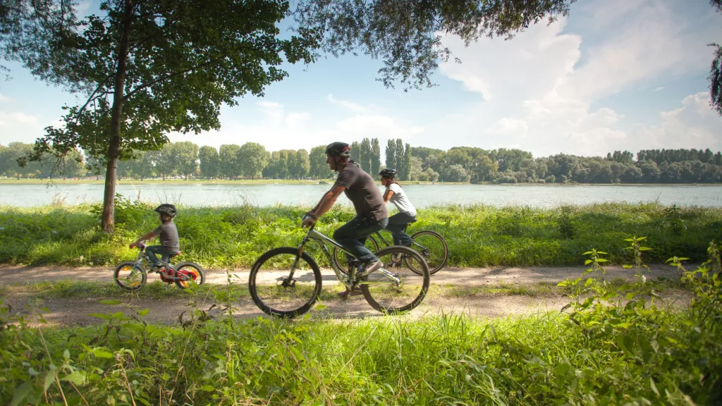 Familie auf Radtour am Rheinufer