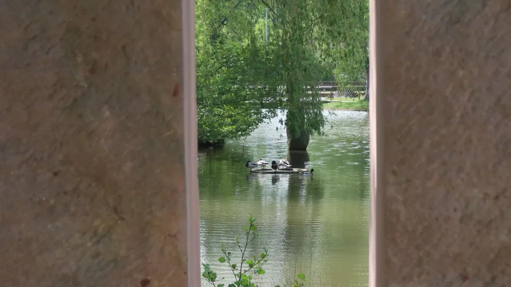 Ein Blick durch eine Skulptur