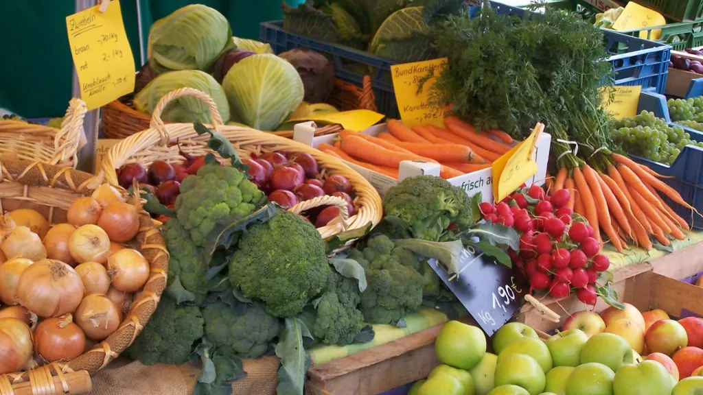 Regionale Produkte auf einem Marktstand