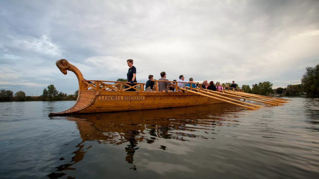 Das Römerschiff auf dem Altrhein unterwegs.