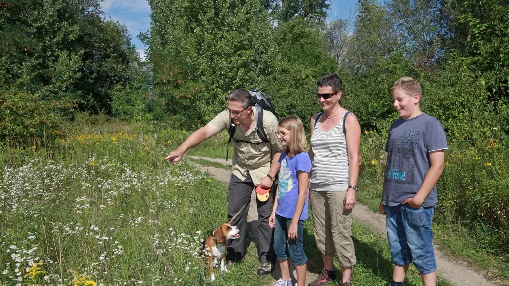 Familie mit Naturführer unterwegs