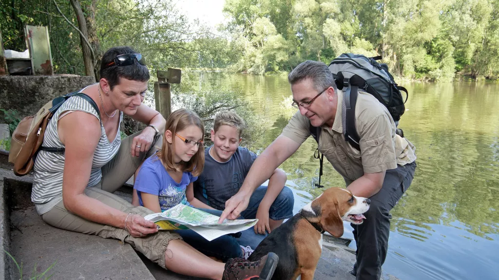 Eine Familie am Altrhein auf Wandertour 