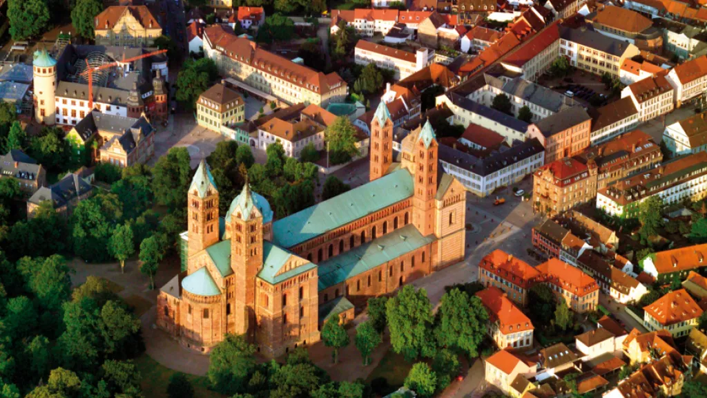 Speyer aus der Luft mit dem Kaiserdom im Mittelpunkt