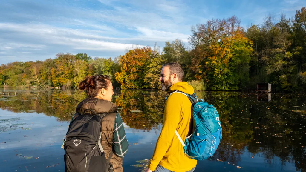 Wanderer am Altrhein bei Jockgrim