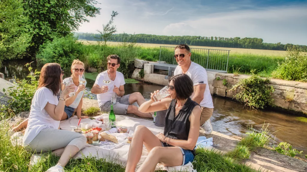 Freunde beim Picknicken am Teilungswehr