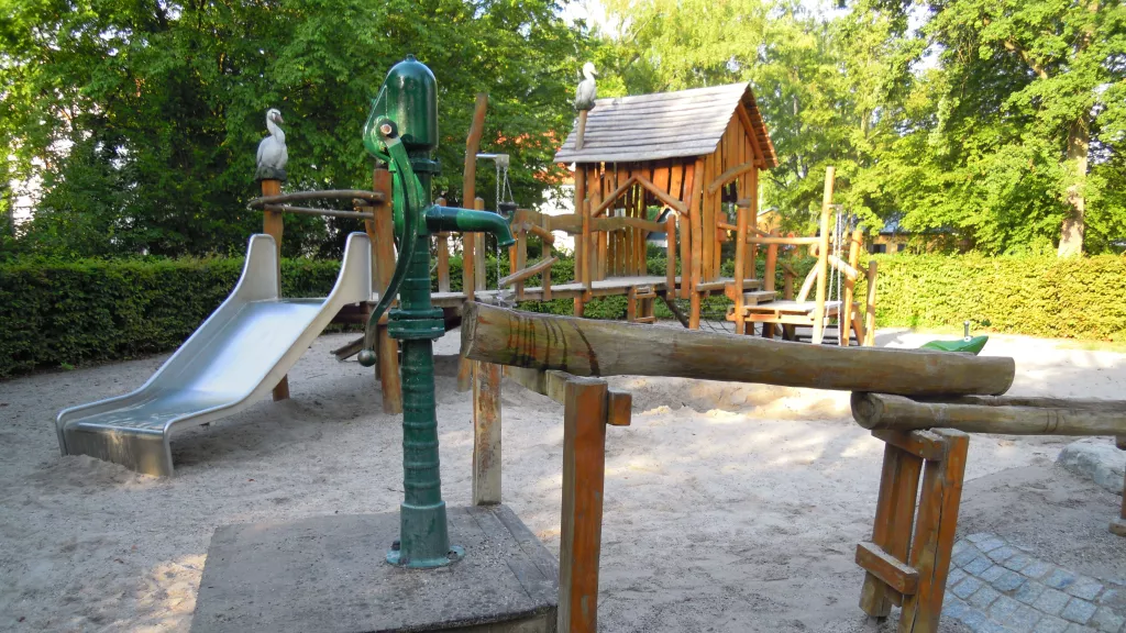 Spielplatz am Schwanenweiher in Kandel mit Wasserpumpe, Klettergerüst und Rutsche