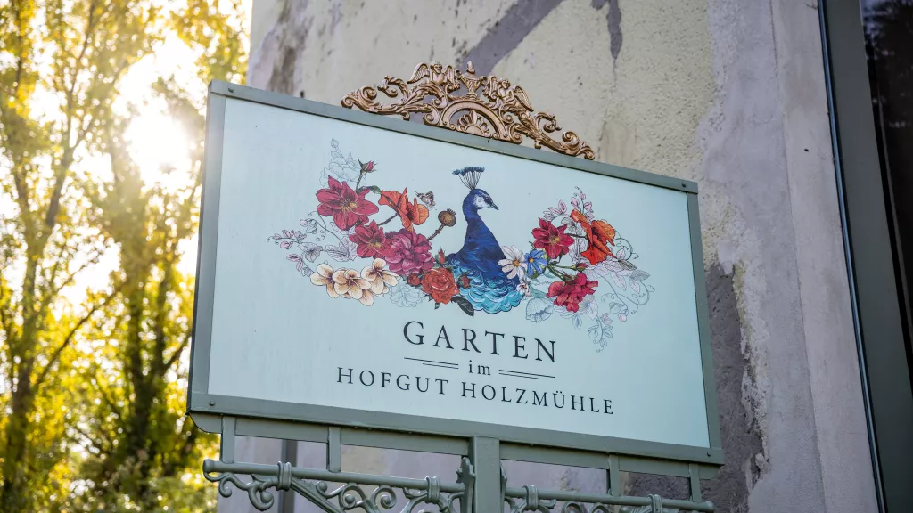 Schild "Gärten des Hofgut Holzmühle"