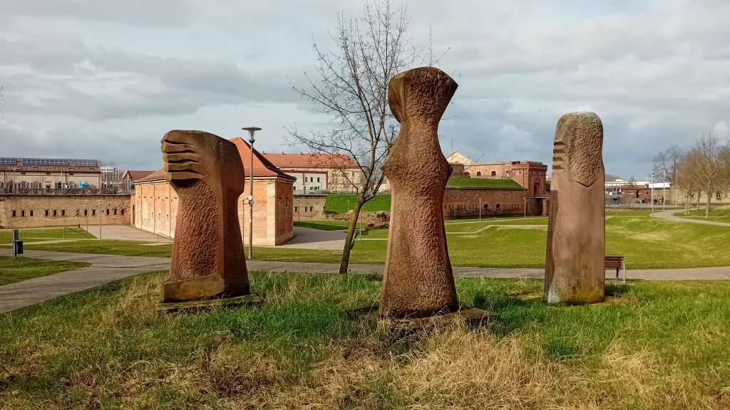 Stein-Skulpturen im Stadtpark Fronte Lamotte in Germersheim