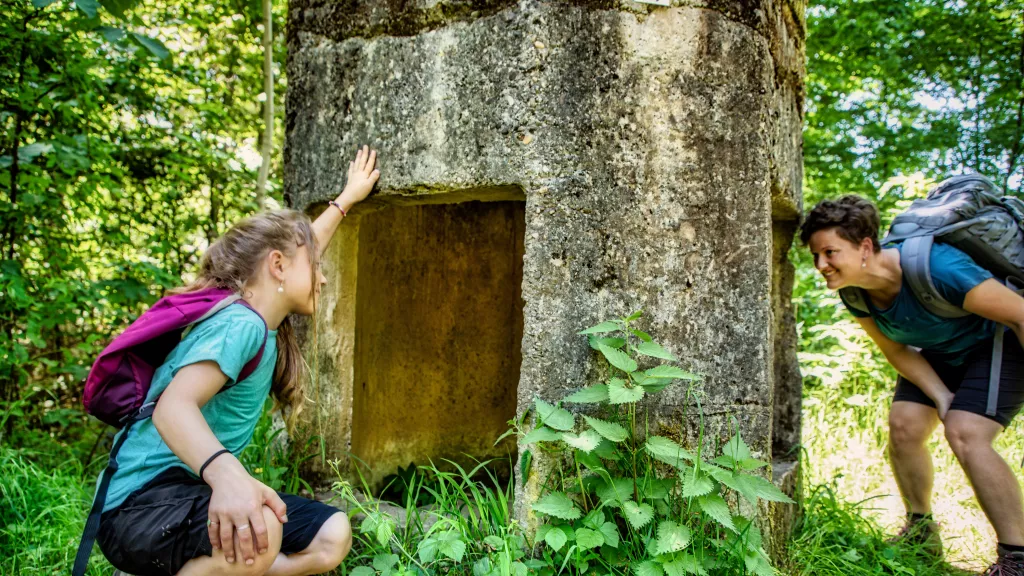 Mutter und Tochter betrachten sich gegenseitig durch einen Bunker