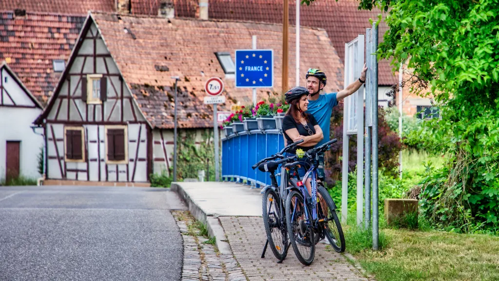 Zwei Radfahrer an der französischen Grenze