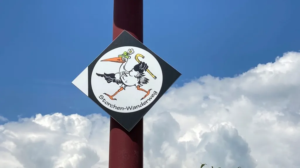 Wanderwegschild Storchenwanderweg Winden an Laternenpfahl