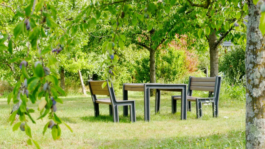 Rastplatz im Grünen mit Picknicktisch