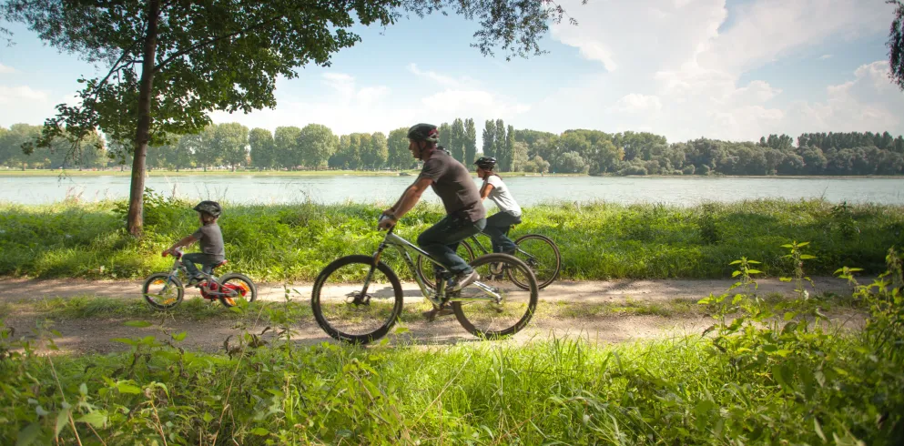Familie auf Radtour am Rheinufer