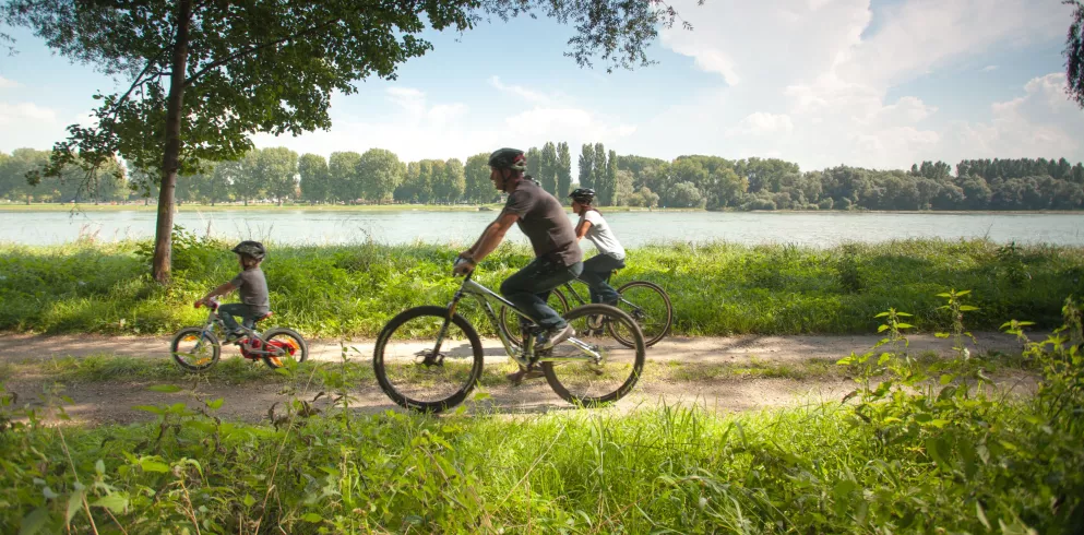 Familie auf Radtour am Rheinufer