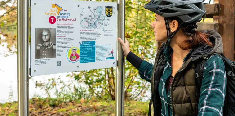 Radlerin an Informationstafel