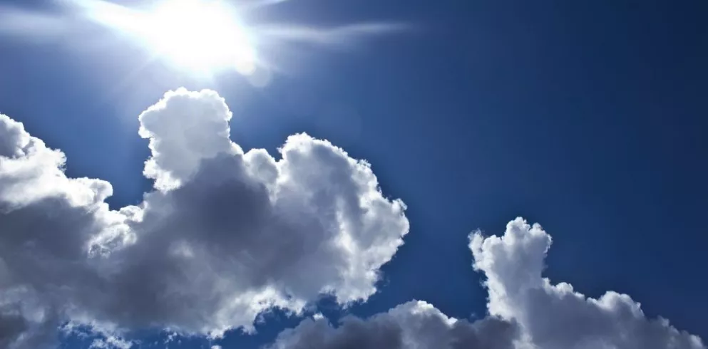 Strahlend blauer Himmel mit weißen Wolken.