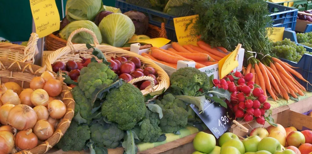 Regionale Produkte auf einem Marktstand