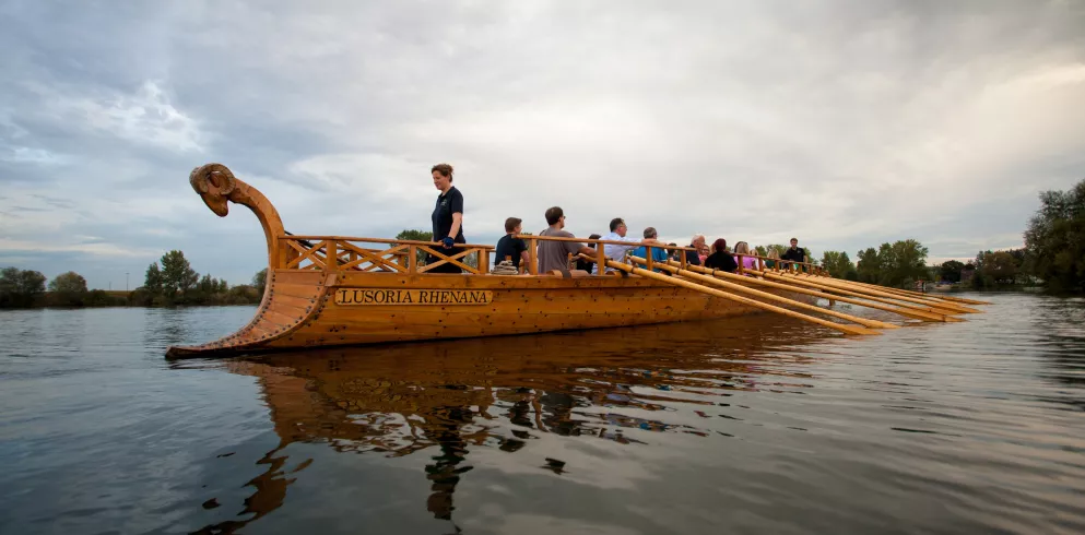 Das Römerschiff auf dem Altrhein unterwegs.