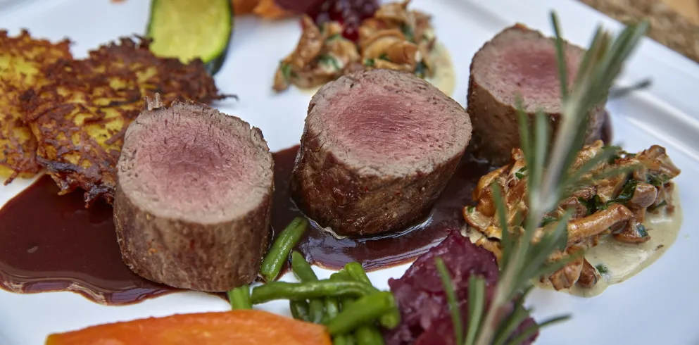 Rosa gebratener Rehrücken mit Gemüsebeilage und Sauce