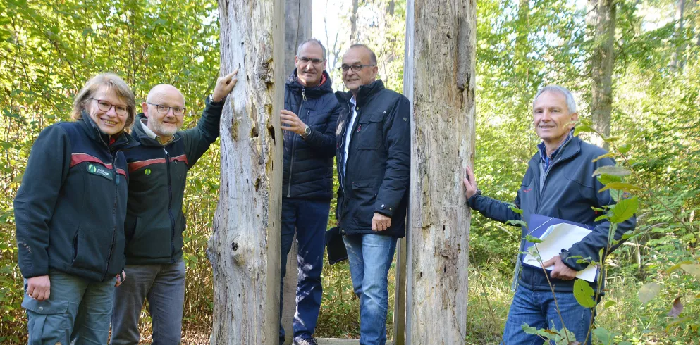 Landräte Dr. Fritz Brechtel (LK Germersheim), Dietmar Seefeldt (LK SÜW) und Leitung des Forstamts Bienwald bei der offiziellen Eröffnung der Lehrpfade