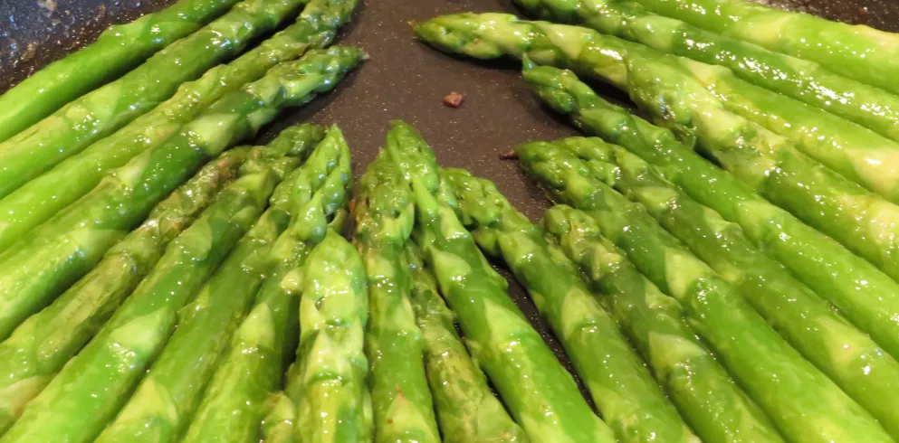 Grüner Spargel in der Pfanne