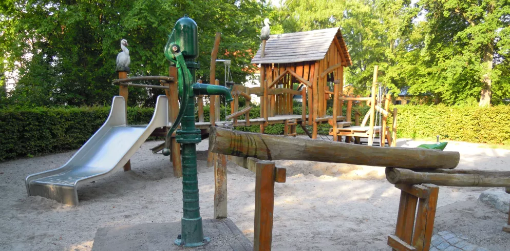 Spielplatz am Schwanenweiher in Kandel mit Wasserpumpe, Klettergerüst und Rutsche