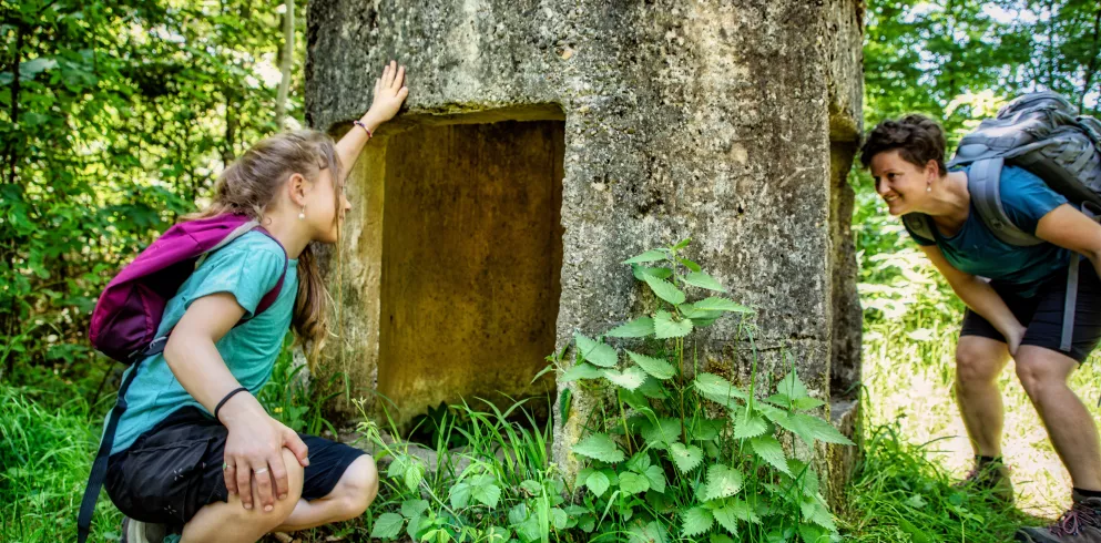 Mutter und Tochter betrachten sich gegenseitig durch einen Bunker